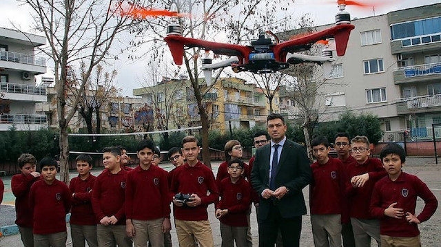 Salihli ilçesindeki Kudret Demir Ortaokulu öğrencileri, bilgisayar ortamında tasarladıkları drone parçalarını üç boyutlu yazıcıdan çıkararak kendi dron'larını üretiyor.
