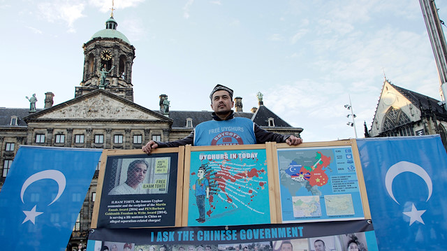 Hollanda'da yaşayan Uygur Türkü Abdurehim Gheni, Çin'in Sincan Uygur Özerk Bölgesi'ndeki insan hakları ihlallerine dikkati çekmek amacıyla yaklaşık 7 aydır başkent Amsterdam'da tek başına gösteri düzenliyor. (Fotoğraf: AA) 