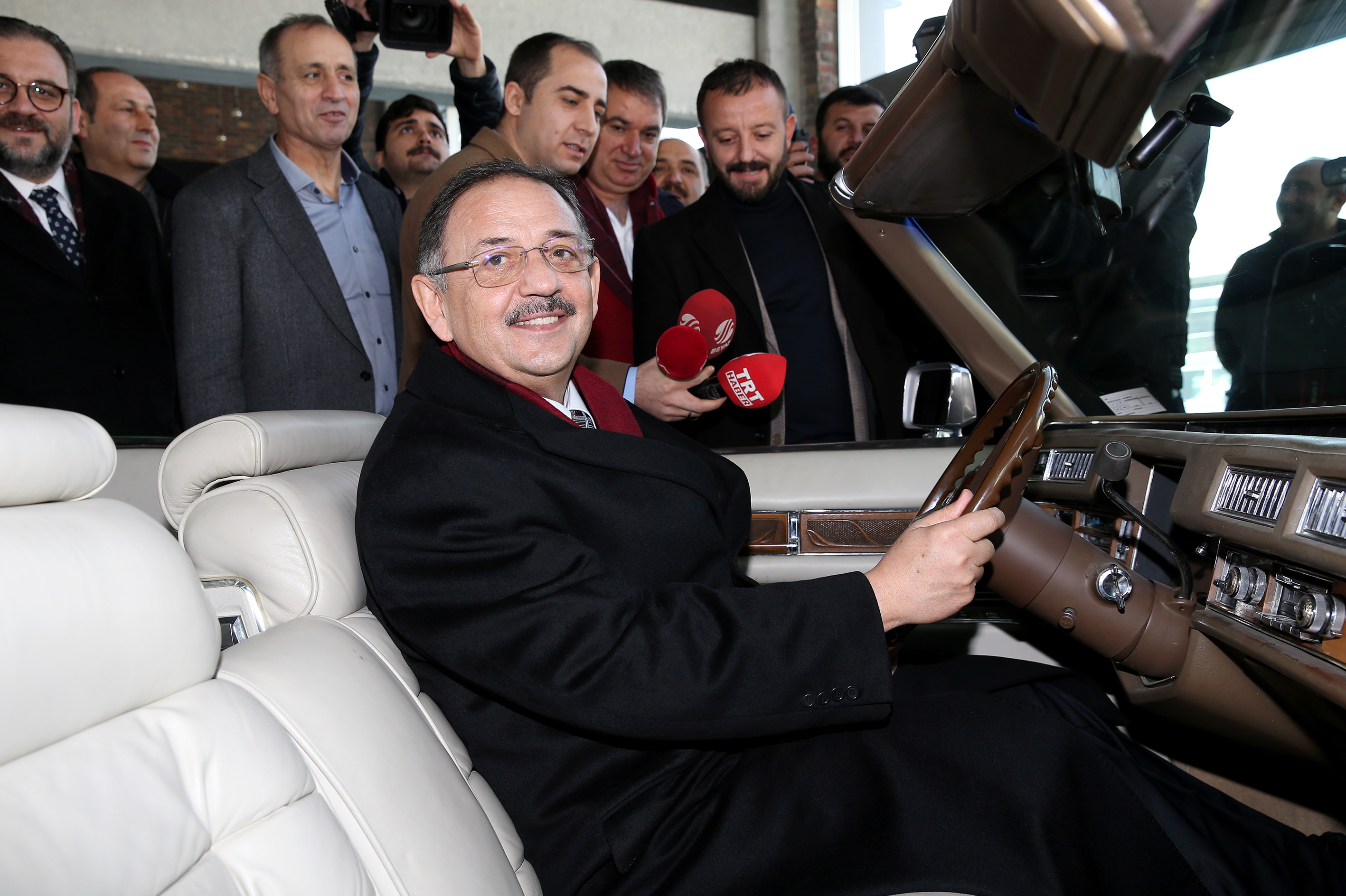 Özhaseki, oto galericiler esnafını ziyaret ederek nostaljik arabalara bindi.