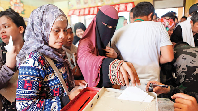 Moro Müslümanları tarihi refarandumda oy kullandı.