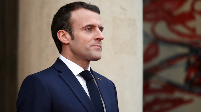 Macron, sosyal medyadan Venezuela'daki darbe girişimine destek verdiğini duyurdu.