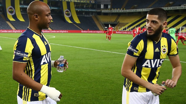 Fenerbahçeli futbolcu Yassine Benzia (Sağda), Ümraniyespor maçı öncesinde saha kenarında abdest aldı.