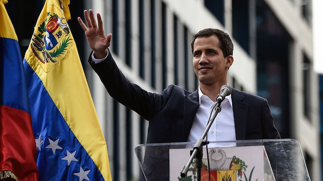 5 Ocak günü meclis başkanlığı için yemin eden Juan Guaido, şu sıralar kendisini Venezuela'nın devlet başkanı ilan etti.
