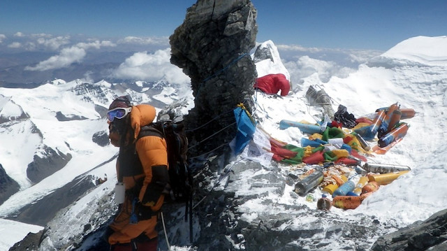 Çin yönetimi, bundan böyle Everest'e yılda sadece 300 kişinin ziyaret edebileceğini açıkladı.