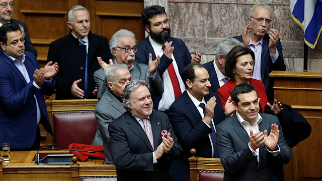 Yunanistan Başbakanı Aleksis Çipras ve milletvekilleri, oylama sonrasında parlamentoda. 