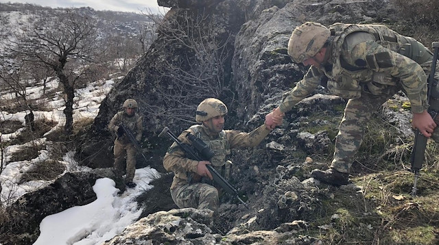 Diyarbakır'da PKK'lı teröristlerin kullandığı sığınak ve mağaralar imha edildi.