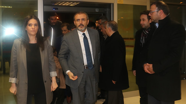 AK Parti Genel Başkan Yardımcıları Ünal ile Jülide Sarıeroğlu Fikret Yeni'yi hastanede ziyaret etti.