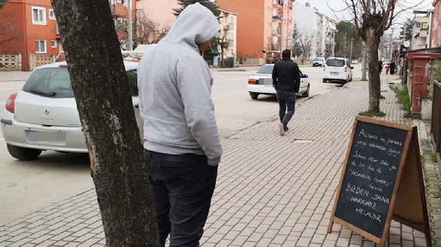 Kafe sahipleri, parası olmadığı için yemek bulmakta zorlananlara yardım ediyor. 