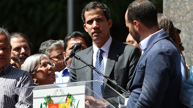 Juan Guiado, ABD'nin desteği ile kendisini Venezuela Geçici Cumhurbaşkanı ilan etti.