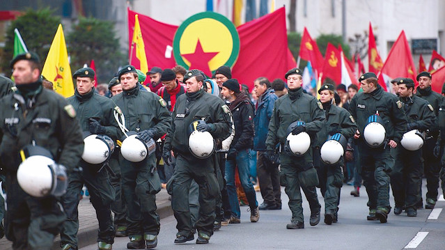 Almanya’daki PKK eylemleri polis koruması altında yapılıyor.