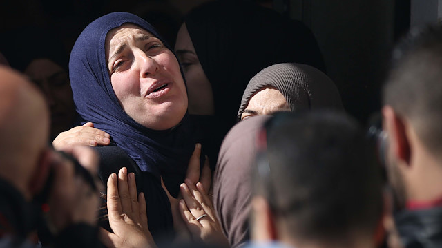 Şehit edilen Filistinlinin yakınları göz yaşlarını tutamadı 
