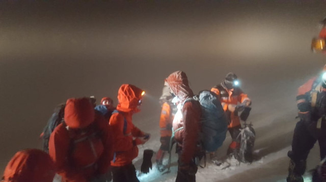 İki dağcının şiddetli fırtına ve tipide hayatta kalabilmek için kar mağarası yaptığı ortaya çıktı.