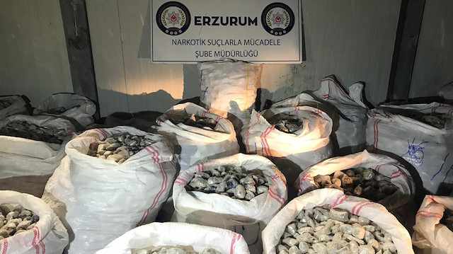 1 ton 535 kilogram eroinin, uyuşturucu tacirlerince mermer taşlar arasında gizlendiği belirlendi.