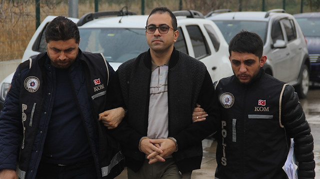 FETÖ'nün Adana'daki kritik ismi polisler tarafından Emniyete götürüldü.