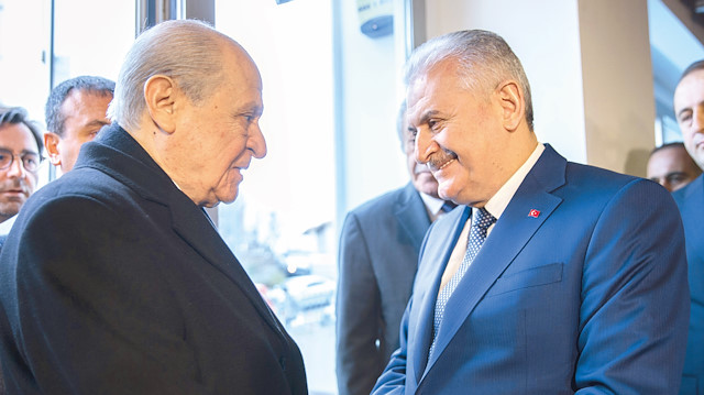 MHP lideri Bahçeli, “Türk siyasi hayatında devlet adamlığı vasfıyla değişik alanlarda büyük hizmetler sunmuş olan değerli bir şahsiyetin İstanbul’da büyükşehir belediye başkan adayı olarak takdimi, bizleri memnun etmiştir, gururlandırmıştır” dedi