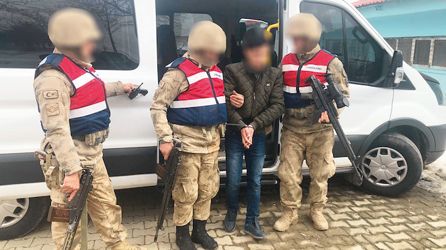PKK terör örgütüne 2015 yılı Temmuz ayında katılan, aranma ve yakalanma kaydının bulunmamasından dolayı sözde “gizli güç” olarak şehir merkezindeki örgütsel faaliyetlerde görevlendirilen ‘Şervan Fargin’ kod adlı M.K. önceki gün Diyarbakır’da yakalanmıştı. Teröristin Ayn El-Arab (Kobani) bölgesindeki terör kamplarına kadın teröristlerin sevk edilmesinde ve nöbet faaliyetlerinin icra edilmesinde görevli olduğu tespit edilmişti.