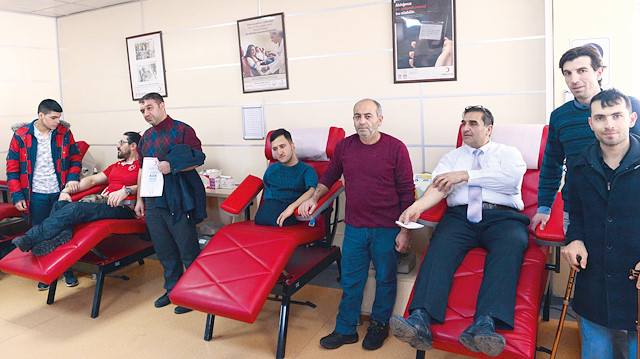 Erzurum’da bir araya gelen, aralarında bedensel ile görme engellilerin de olduğu çok sayıda kişi kan ve kök hücre bağışladı.