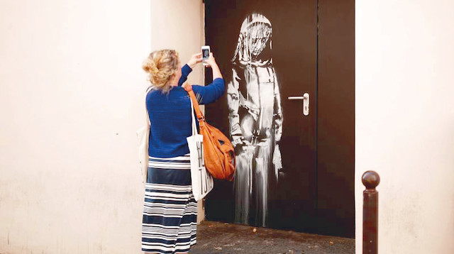 Banksy’nin Paris’te 2015’te Bataclan konser salonuna düzenlenen saldırıda hayatını kaybedenleri anmak için yaptığı resim