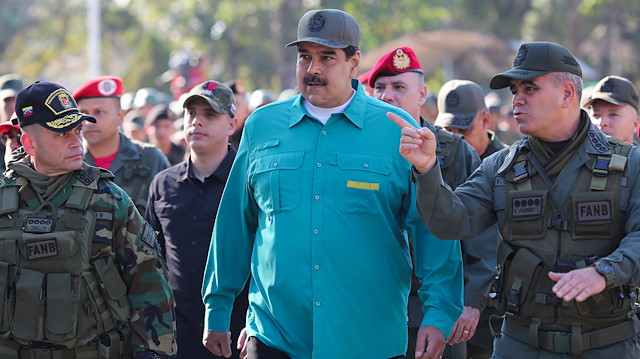 Venezuela Devlet Başkanı Nicolas Maduro, Carabobo eyaletindeki 41. Zırhlı Tugayı ziyaret ederek güvenlik güçleri ile bir araya geldi.