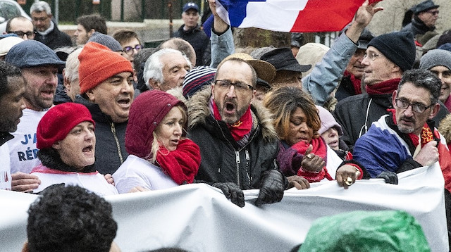 'Red scarves' yani 'kırmızı fularlılar' denilen grup, sarı yeleklilere karşı Paris sokaklarında gösteri yaptı. 