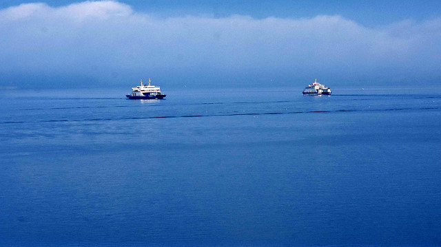 Çanakkale Boğazı'na giriş yapamayan gemiler, demir bölgelerinde bekletildi. 