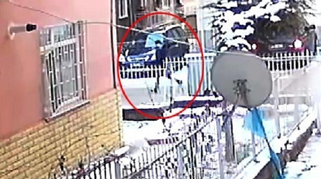Ankara'da iş adamını akrabaları tarafından lüks cipin içinde gasp edilme anı güvenlik kamerasına yansıdı.