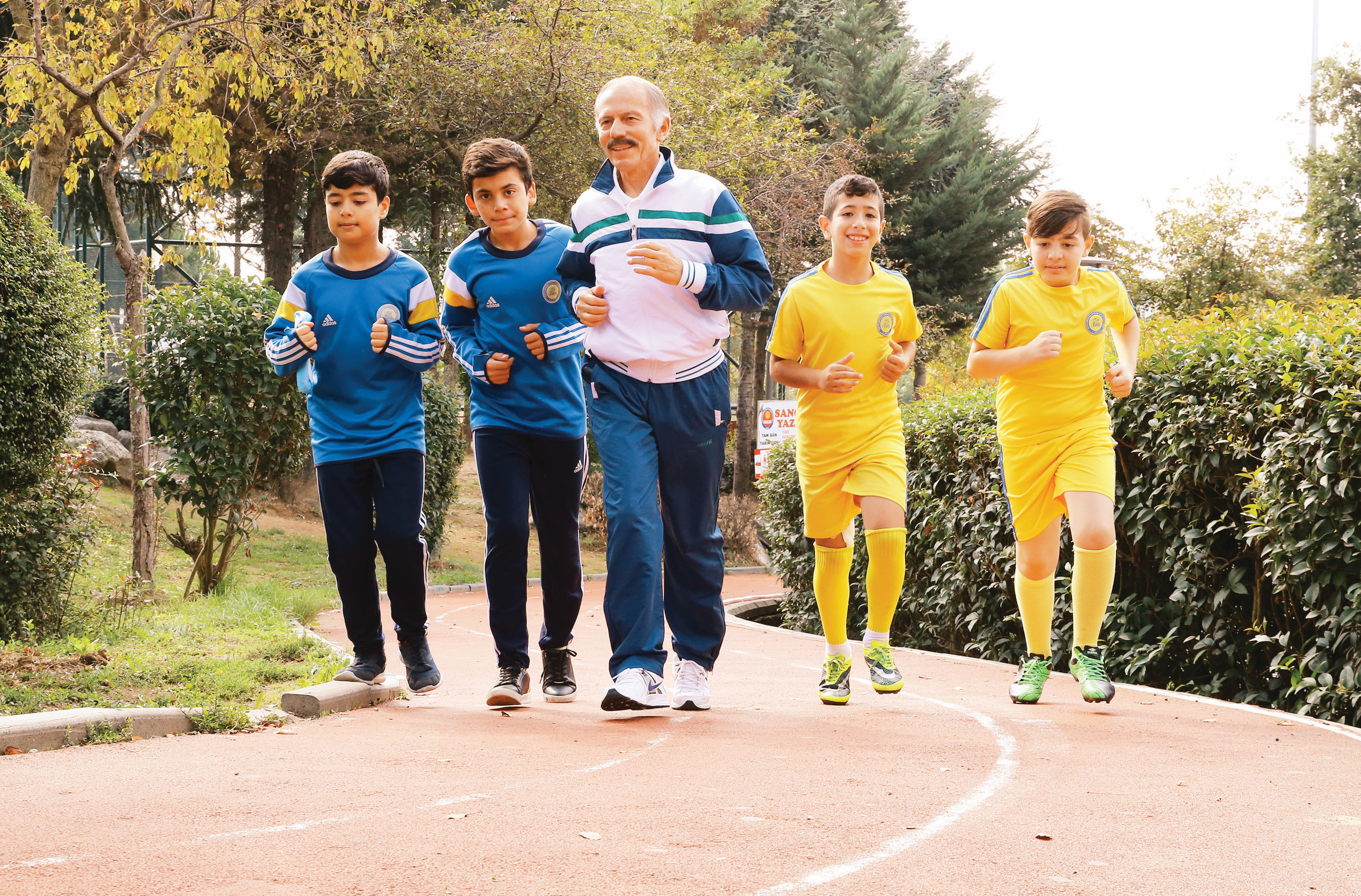 Kentsel dönüşüm projeleriyle ilçede yeşil alan oranını artırmayı hedeflediklerini belirten Başkan Aydıner, fırsat buldukça gençlerle birlikte spor aktivitelerine katıldığını söyledi.