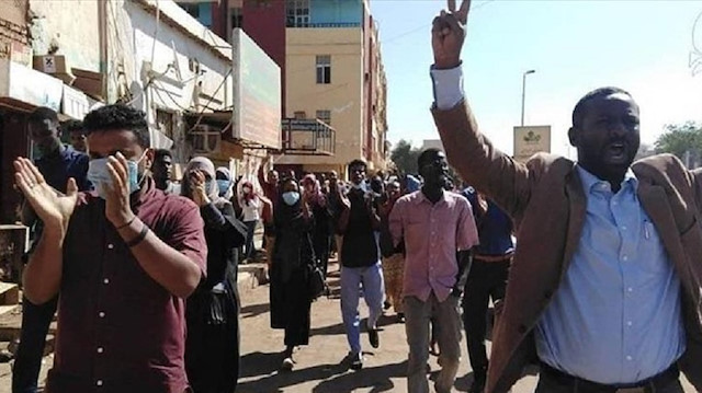 المعارضة يسيرون 24 موكباً للشهداء في الخرطوم