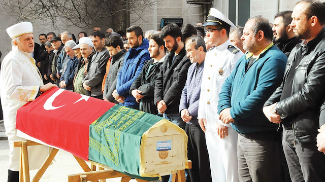 Yalova’da defnedilen Sinan Karabulut’un kardeşleri Enes ve Beyzun Karabulut, ağabeylerini denizci üniforması giyerek uğurladı