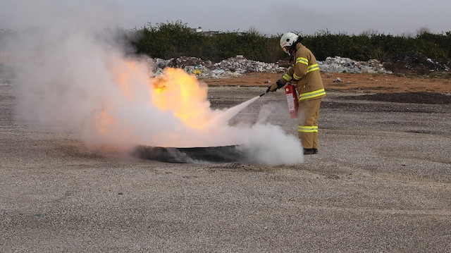 Bordan yangın söndürücü toz üretildi.