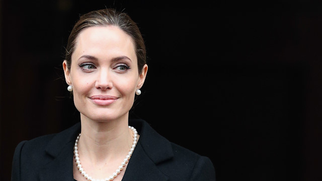 Angelina Jolie çocuklarıyla suşi yerken görüntülendi