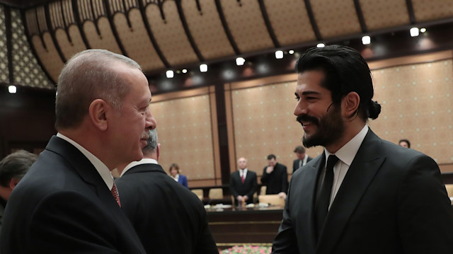 بالصور.. شاهد الرئيس أردوغان يلتقي نجوم التمثيل والسينما الأتراك