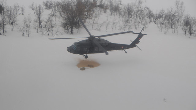 Yaban hayvanlarına askeri helikopterlerle yem bırakıldı.
