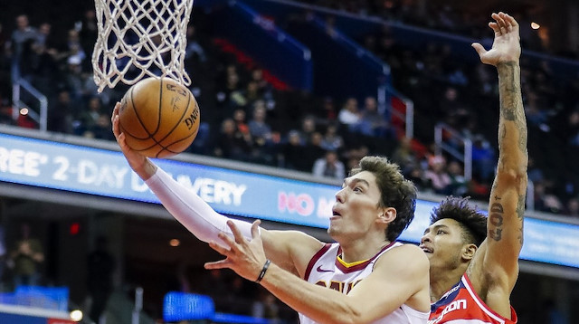 Cedi Osman sezonu, 12.4 sayı, 4.7 ribaund, 2.1 asist, ortalamasıyla oynuyor.