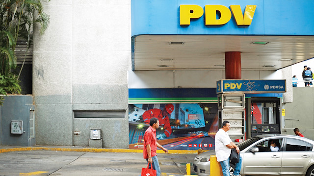 Venezuela devleti petrol şirketi PDVSA'ya bağlı olan PDV isimli markaya ait benzin istasyonu.