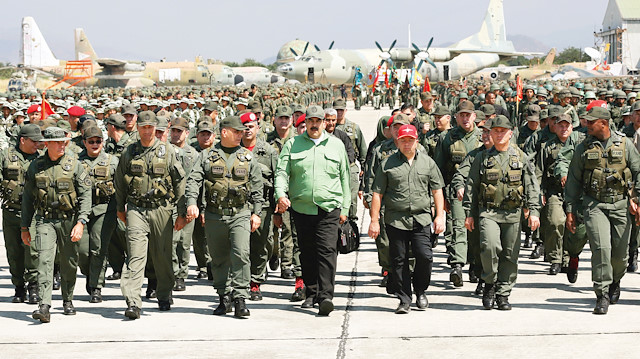 Darbe girişiminin hedefindeki Maduro’ya Venezuela ordusu tam destek veriyor.