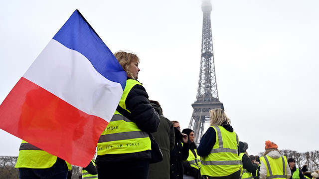 Paris'in dışına sıçrayan şiddet: Sarı yelekliler