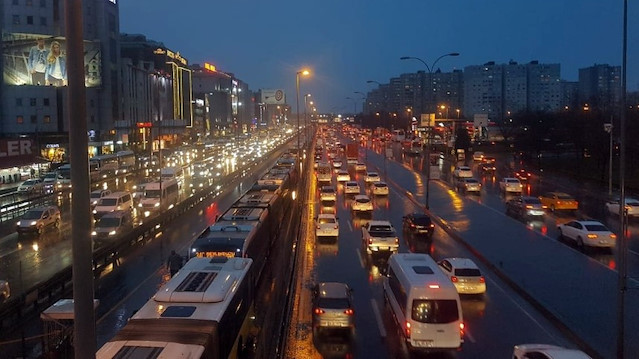 Yağmurun da etkili olduğu İstanbul trafiği E-5 ve diğer yollarda durma noktasına geldi.