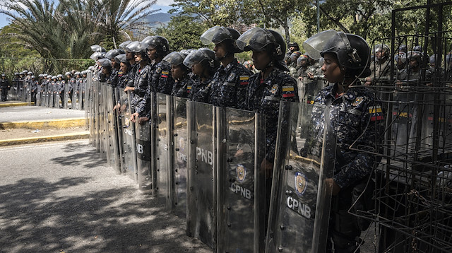 Venezuela güvenlik güçleri, darbe girişimine Maduro hükümetinin yanında duruyor.