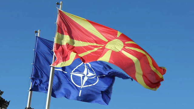 NATO bayrağı ile Makedonya bayrağı. 