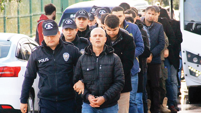 Adana merkezli 18 ilde FETÖ’ye yönelik soruşturma kapsamında gözaltına alınan 20 asker adliyeye sevk edildi.