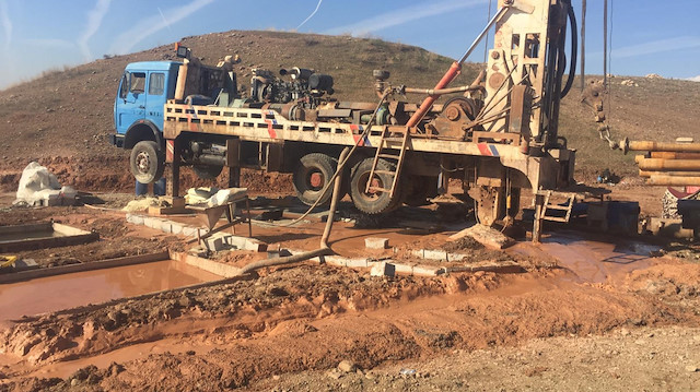 Jeotermal tesis çalışmaları kapsamında sondaj çalışması yapılan kuyuda petrole rastlandı.