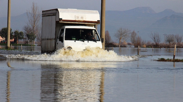 Çiftçiler sular altında kalan tarım arazilerinde Haziran ayına kadar tarımsal faaliyet yapılamayacağını belirtiyor.
