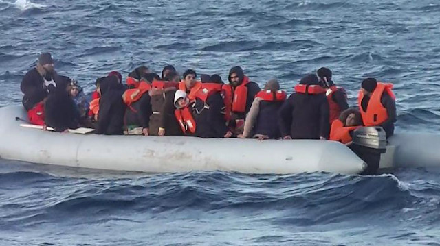 Lastik bottaki 25'i çocuk, 52 düzensiz göçmen Sahil Güvenlik botuna alındı.