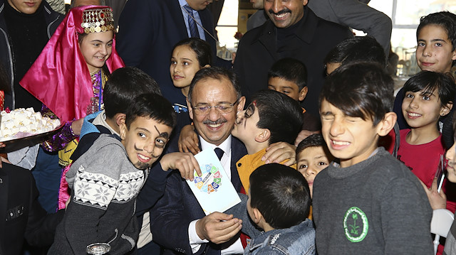 مسؤول تركي بالحزب الحاكم يشارك بفعالية ترفيهية مع أطفال سوريين 