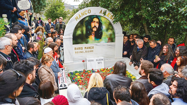 Barış Manço vefat yıl dönümünde sevenleri tarafından kabri başında anıldı.