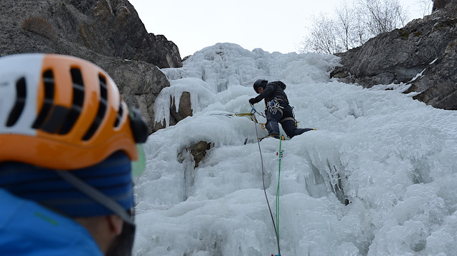 رياضيّون من 10 دول يتسابقون في تسلّق شلالات الجليد بولاية تركية