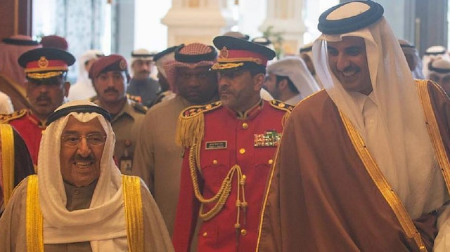 أمير قطر يهدي قميص منتخب بلاده إلى نظيره الكويتي