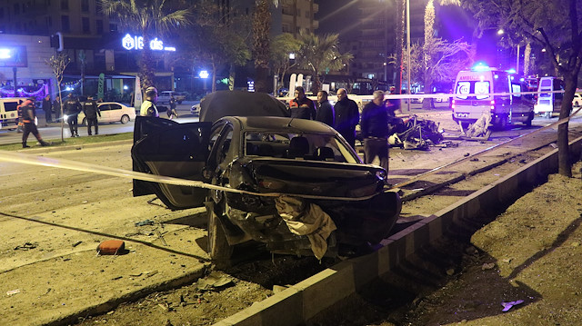 Adana'da yarış yaparken kazaya karışan otomobil hurdaya döndü