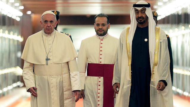 Papa Francis'i BAE Veliaht Prensi Şeyh Muhammed bin Zayed Al Nahyan karşıladı. 